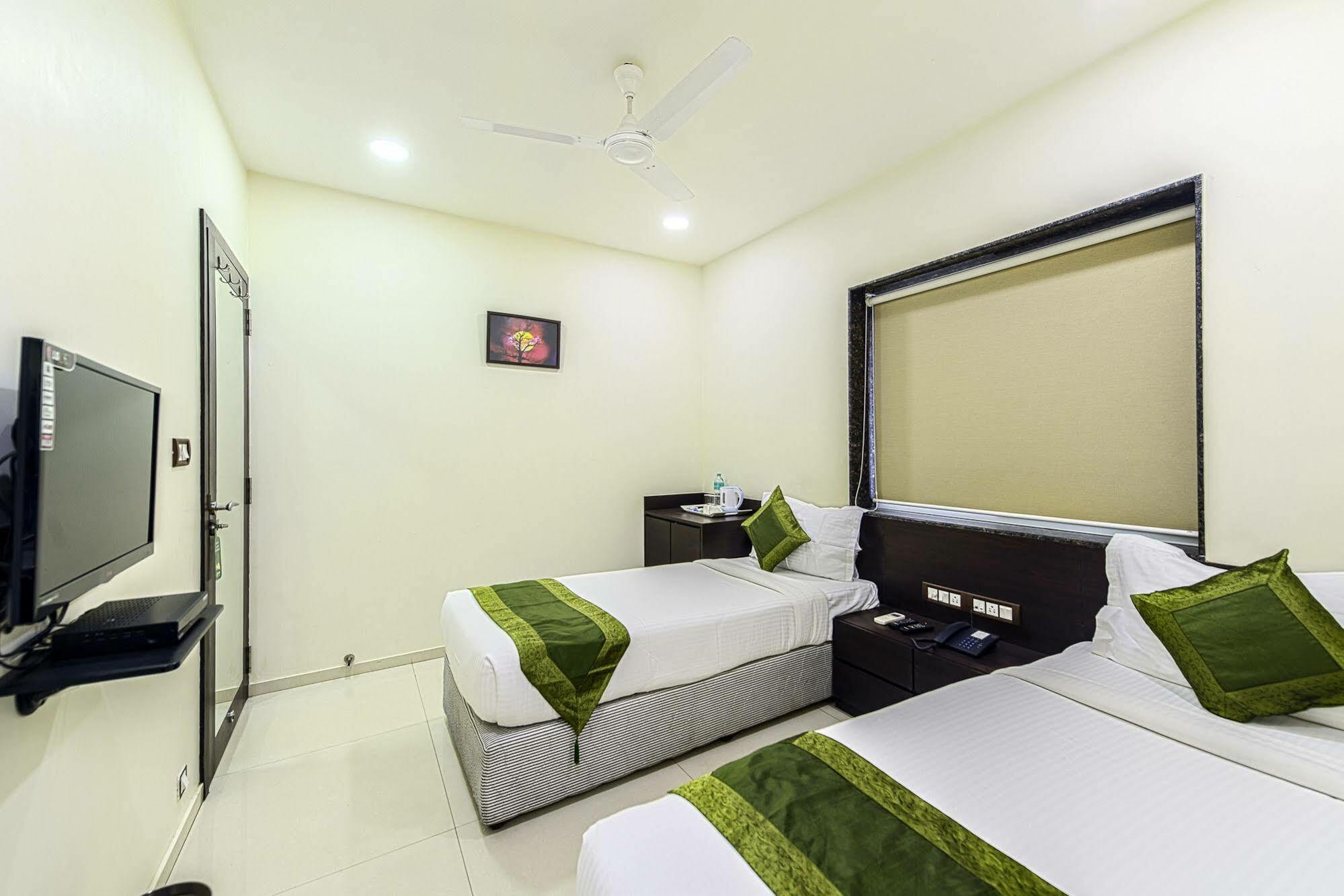 Oyo 16703 Hotel The Platinum Колката Екстериор снимка