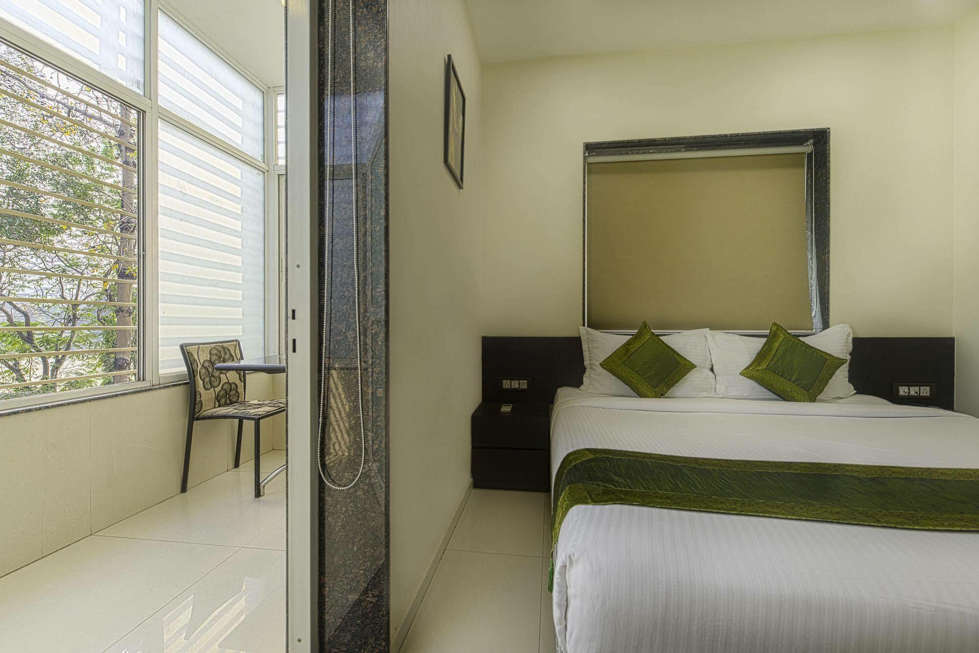 Oyo 16703 Hotel The Platinum Колката Екстериор снимка