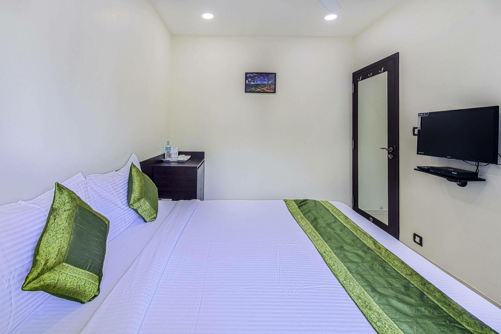 Oyo 16703 Hotel The Platinum Колката Екстериор снимка